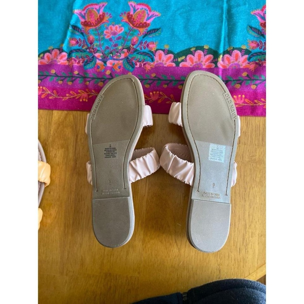 Beautiful Old Navy Light Blush Colored Ruched Sandals Size 9 NWOT - Picture 3 of 4
